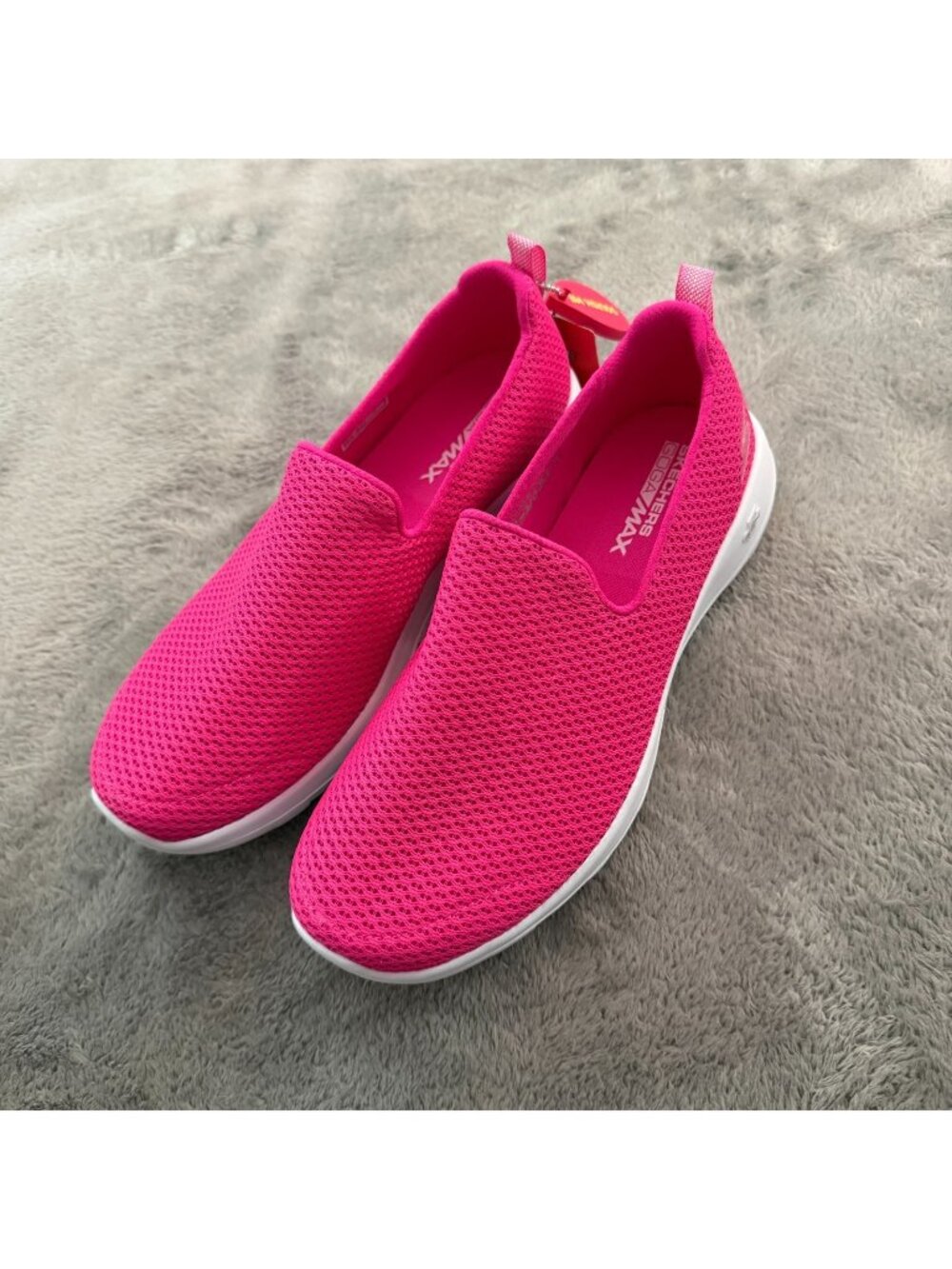 NWT Skechers Goga Max Hot Pink Slip On Shoes Womens 8 Wide Fit